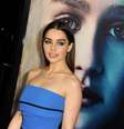 Emilia Clarke, por exemplo, adota um estilo totalmente diferente de sua personagem, Daenerys Targaryan. Fora do set, ela abandona os semipresos com tranças e investe nos longos fios escuros e lisos repartidos ao meio, com a risca central em evidência.  Foto: Getty Images