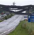 <p>Uma das pontes, na aldeia de Novobakhmutivka, desabou com um trem de carga por cima dela</p>  Foto: Dmitry Lovetsky / AP
