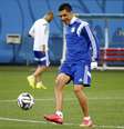 <p>Enzo Pérez durante a prática desta terça-feira em São Paulo</p>  Foto: Michael Dalder / Reuters