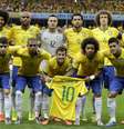 <p>Atacante foi homenageado pela Sele&ccedil;&atilde;o, que sofreu a maior goleada da sua hist&oacute;ria</p>  Foto: Natacha Pisarenko / AP