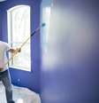 <p>Na hora da pintura, é preciso proteger o piso e móveis grandes que não podem ser movidos para outro cômodo</p>  Foto: Getty Images 