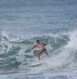 Juliano Cazarré aproveitou o mar agitado para surfar na manhã desta terça-feira (8), na Praia da Macumba, zona oeste do Rio de Janeiro  Foto: Dilson Silva / AgNews
