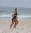 Grazi Massafera e Anna Lima aproveitaram o bom tempo para se exercitar na praia da Barra da Tijuca, no Rio de Janeiro, na manhã desta terça-feira (8)  Foto: Dilson Silva / AgNews