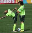 David Luiz e Daniel Alves durante aquecimento; Brasil enfrenta primeira seleção campeã do mundo na Copa   Foto: Leo Correa / AP
