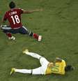 <p>Zuñiga no lance que provocou a lesão de Neymar</p>  Foto: Fabrizio Bensch / Reuters