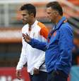 <p>Louis van Gaal ignorou o tradicional esquema com três atacantes da Holanda por uma formação sólida</p>  Foto: Dominic Ebenbichler / Reuters