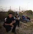 <p>Policiais israelenses se encondem durante infiltra&ccedil;&atilde;o por homens armados do Hamas perto de Kibbutz Zikim</p>  Foto: Amir Cohen / Reuters