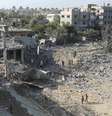 <p>Palestinos observam casa destru&iacute;da por ataque a&eacute;reo israelense na Faixa de Gaza</p>  Foto: Ibraheem Abu Mustafa / Reuters