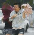 <p>Uma mulher segurando um guarda-chuva anda contra os fortes ventos trazidos pelo tufão Neoguri em uma rua de Naha, em Okinawa, em 8 de julho</p>  Foto: Kyodo / Reuters