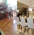 <p>Arquitetas sugerem trocar mesa por uma de tampo de vidro e cadeiras com estofado claro</p>  Foto: vc repórter / Divulgação