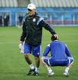 Sabella passa a mão sobre a cabeça de Messi em treino desta terça  Foto: Victor R. Caivano / AP