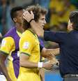 <p>Técnico alemão Löw abraça David Luiz</p>  Foto: Ricardo Matsukawa / Terra