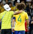 <p>Thiago Silva consola David Luiz ap&oacute;s a partida</p>  Foto: Ricardo Matsukawa / Terra