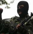 <p>Separatista pr&oacute;-R&uacute;ssia monta guarda em&nbsp;um posto de controle na cidade ucraniana de Donetsk, em&nbsp;7 de julho</p>  Foto: Maxim Zmeyev  / Reuters
