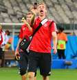 Após a goleada alemã, Mertesacker tira uma selfie com o celular do gramado do Estádio Mineirão  Foto: Martin Rose / Getty Images 