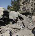 Palestino caminha sobre destroços de casa destruída por bombardeio israelense  Foto: Mohammed Salem / Reuters