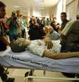 <p>Menino ferido ap&oacute;s ataque a&eacute;reo &eacute; levado para hospital&nbsp;em Gaza</p>  Foto: Ahmed Zakot / Reuters
