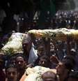<p>Parentes e amigos da fam&iacute;lia al-Kaware transportam&nbsp;os sete corpos para a mesquita, durante o funeral em Khan Yunis, na Faixa de Gaza, em 9 de julho</p>  Foto: THOMAS COEX / AFP