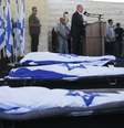<p>O primeiro-ministro israelense, Benjamin Netanyahu (ao fundo), discursa durante funeral dos tr&ecirc;s adolescentes&nbsp;israelenses sequestrados e mortos na Cisjord&acirc;nia, em 1&ordm; de julho</p><p>&nbsp;</p>  Foto: Baz Ratner, Pool / AP