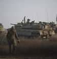 <p>Soldados israelenses trabalham em seus tanques em uma &aacute;rea de teste perto da fronteira entre Israel e Gaza, em&nbsp;9 de julho</p>  Foto: Ariel Schalit / AP