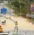 <p>Parte de uma estrada de Yomitan, em Okinawa, ficou submersa após um rio transbordar em consequência do tufão Neoguri, em 9 de julho</p>  Foto: Ryukyu Shimpo via Kyodo News / AP