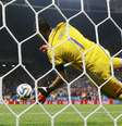 <p>Goleiro argentino Romero defendeu duas cobranças de pênaltis para dar classificação à final</p>  Foto: Dominic Ebenbichler / Reuters