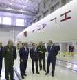 <p>Primeiro-ministro da Rússia, Dmitry Medvedev (3º à direita) inspeciona a carcaça do novo foguete Angara, quando ainda estava em construção em fevereiro deste ano, ao lado do ministro da Defesa e do vice-primeiro-ministro no Cosmódromo de Plesetsk</p>  Foto: Alexander Astafyev / RIA Novosti / Reuters