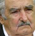 <p>Distribuição de maconha em farmácias começará no ano que vem, disse o presidente uruguaio José Mujica</p>  Foto: Jonathan Ernst / Reuters
