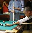 <p>Ainda no mesmo bar, o presidente dos EUA jogou sinuca</p>  Foto: Kevin Lamarqu / Reuters