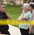 <p>Vizinhos observam cena do tiroteio ao lado de policiais, no Texas</p>  Foto: Brett Coomer / AP