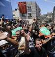 Dezenas acompanham o funeral  de membros de uma família palestina vítimas de um ataque aéreo no sul da Faixa de Gaza, em 10 de julho  Foto: Ibraheem Abu Mustafa / Reuters