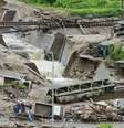 <p>Carros e edifícios ficam destruídos depois de um deslizamento de terra causado por fortes chuvas, devido a tempestade Neoguri, na cidade de Nagiso, em Nagano, no Japão, nesta quinta-feira, 10 de julho</p>  Foto: Kyodo / Reuters