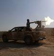 <p>Membros do Exército Livre da Síria disparam uma metralhadora durante uma ofensiva para assumir o posto de controle al-Zaalana, que permanece sob o controle do governo, em Idlib, em 9 de julho</p>  Foto: Khalil Ashawi  / Reuters
