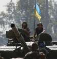<p>Soldados ucranianos conduzem tanques em direção à cidade de Donetsk,  em 10 de julho</p>  Foto: Gleb Garanich / Reuters