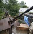 Pró-russos montam guarda na cidade ucraniana de Donetsk  Foto: Maxim Zmeyev / Reuters