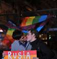 Manifestantes repudiam a política contra os homossexuais do governo Putin  Foto: Enrique Garcia Medina / EFE