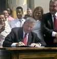 De Blasio afirmou que esse documento ajudará os cerca de 500 mil imigrantes clandestinos que devem viver em Nova York  Foto: Bebeto Matthews / AP