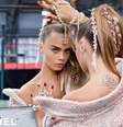 Cara investe em fios lisos e rabo de cavalo para campanha  Foto: @caradelevingne/Reprodução/Instagram