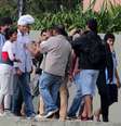 Ashton Kutcher e Luciano Huck visitaram o acampamento da torcida argentina na praça da Apoteose, no Rio de Janeiro. Vestido de cozinheiro, Kutcher gravou quadro para o programa 'Caldeirão do Huck'  Foto: Andre Freitas  / AgNews