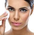 Os demaquilantes são fundamentais para remover a maquiagem do rosto e evitar problemas como acne, rugas e até mesmo alergias  Foto: Lucky Business / Shutterstock 