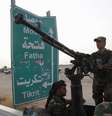 <p>Na imagem, vários membros das forças de segurança curdas participam de uma exibição das armas em Kirkuk</p>  Foto: Ako Rasheed / Reuters