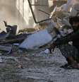 <p>Um homem senta-se em um local destruído pelo que ativistas disseram ser uma bomba lançada por forças leais ao presidente Bashar al-Assad, no bairro al-Myassar, cidade de Aleppo, Síria, em 10 de julho</p>  Foto: Hosam Katan / Reuters