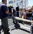 <p>Policiais&nbsp;especialistas em explosivos carregam&nbsp;os restos de um foguete em uma van, depois de o mesmo ter sido interceptado pelo sistema de defesa a&eacute;rea de Israel "Iron Dome", em Tel Aviv, nesta sexta-feira, 11 de julho</p>  Foto: Yaron Brener / Ynet / Reuters