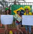 <p>Torcedores demonstram apoio ao Brasil na chegada em Brasília</p>  Foto: Fernando Diniz / Terra