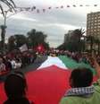 <p>A multidão exibe a bandeira palestina durante manifestação na Tunísia, em 11 de julho</p>  Foto: Twitter