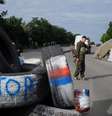 <p>Militantes pr&oacute;-russos guardam um posto de controle, na estrada entre Lugansk e Donetsk, no leste da Ucr&acirc;nia, em 9 de julho</p>  Foto: Dominique Faget / AFP