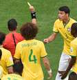 Capitão Thiago Silva recebe cartão amarelo após entrada em Robben  Foto: Evaristo Sá / AFP