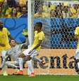 Jogadores brasileiros ficam sem reação após ataque da Holanda que resultou no segundo gol contra o Brasil  Foto: ODD ANDERSON / AFP