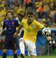 Oscar escapa de falta e tenta fazer ataque para o Brasil  Foto: ODD ANDERSON / AFP