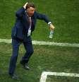 Técnico Louis van Gaal comemora a vitória da Holanda contra o Brasil  Foto: Ruben Sprinch / Reuters